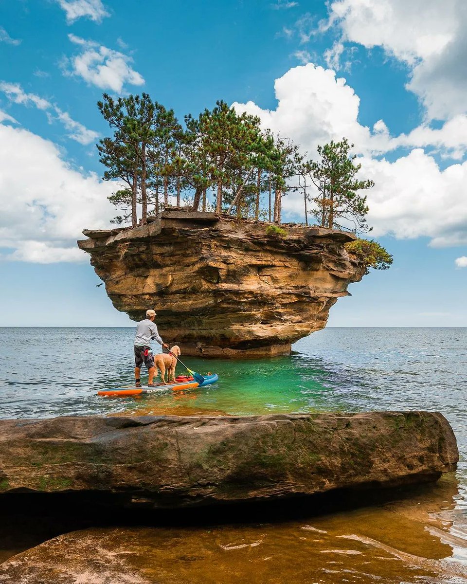 Turnip Rock In Michigan, USA📸 🇺🇸 
#turniprock #puremichigan #portaustin #lakehuron #michigan #greatlakes #nature #michiganders #thumbofmichigan #mavicair #puremittigan #naturephotography #photography #kayaking #onlyinmichigan #michiganart #travel #rocks #explore #mittenlove