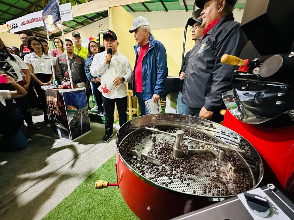 AdolfoP_Oficial's tweet photo. #23Abr En el marco del II Encuentro Internacional de Cafés de Especialidad Venezolano #EICEV solamente Sanare está aportando 30 muestras hasta ahora. Además en el municipio tenemos 18 comunas constituidas produciendo café y esperamos producir  850.000 quintales de este rubro. https://t.co/1k7RFvZEab