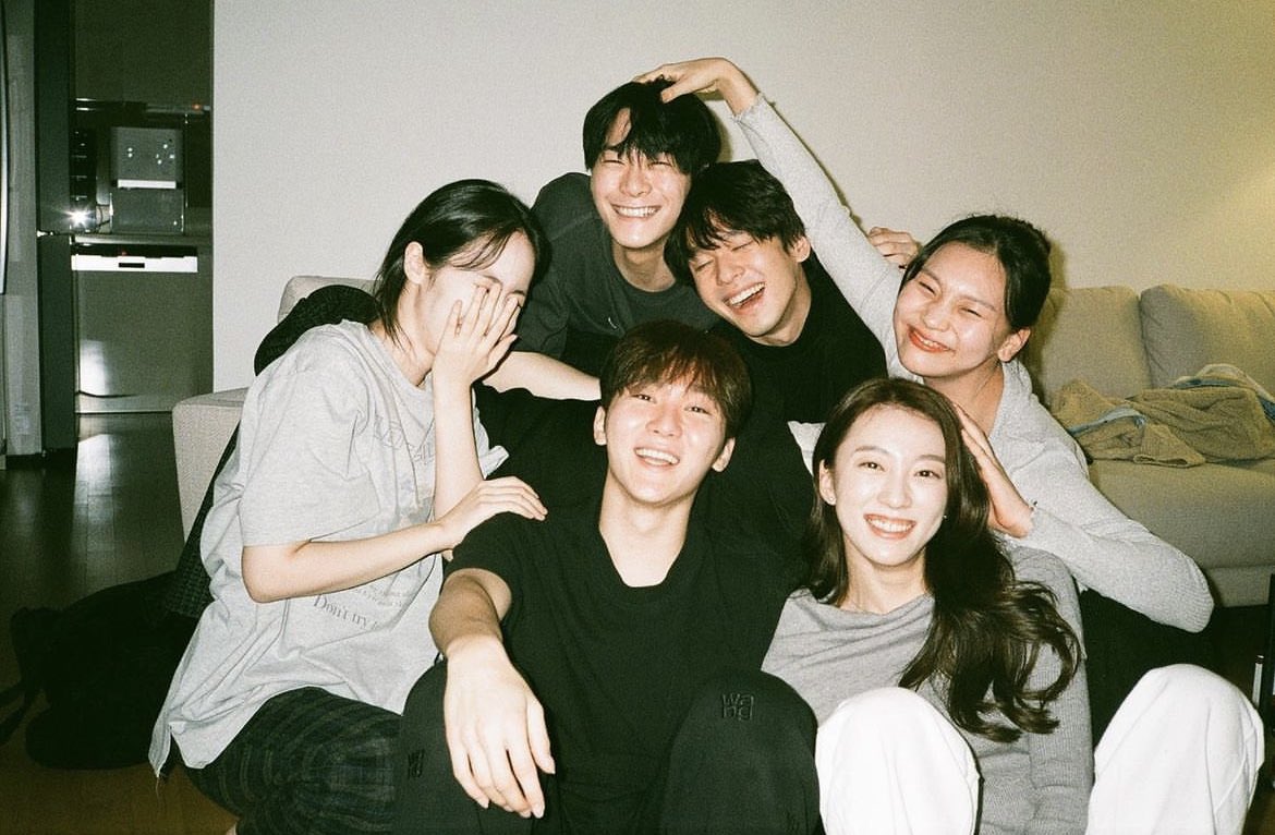 sinbsgfs's tweet photo. looks like this 98z photo was taken at viviz dorm 😭 i'm devastated https://t.co/mWKFY3FmQj