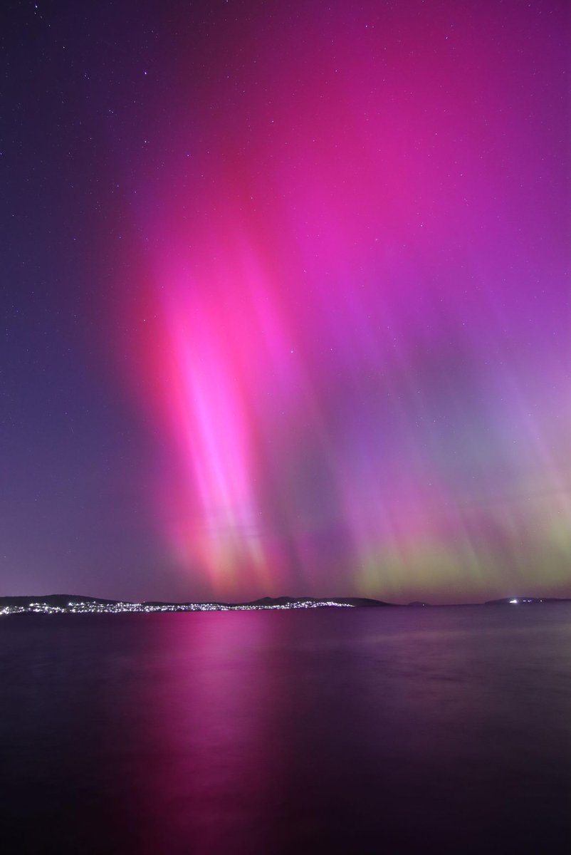 JoeDoesNews's tweet photo. Glorious Aurora Australis pics coming from Hobart - this one from Robbie Moles https://t.co/aZ41CJG4QB