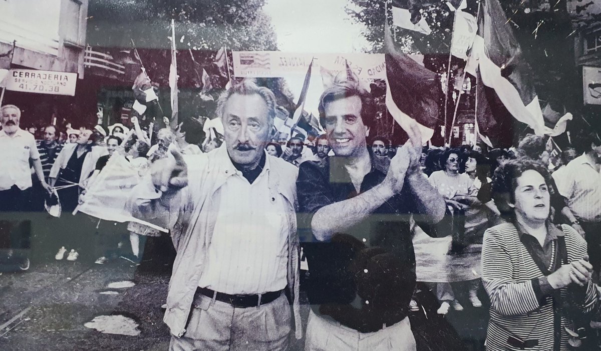 hormigapardo's tweet photo. No estoy llorando, se me metieron dos enormes en los ojos. Hermosa postal que cuelga entre otras grandes postales en la sede del @FrentePaysandu ¡Como se extrañan Tabare y el General! #nonosrendimos #hastalavictoria #vamosavolver https://t.co/qJtP1bQesw