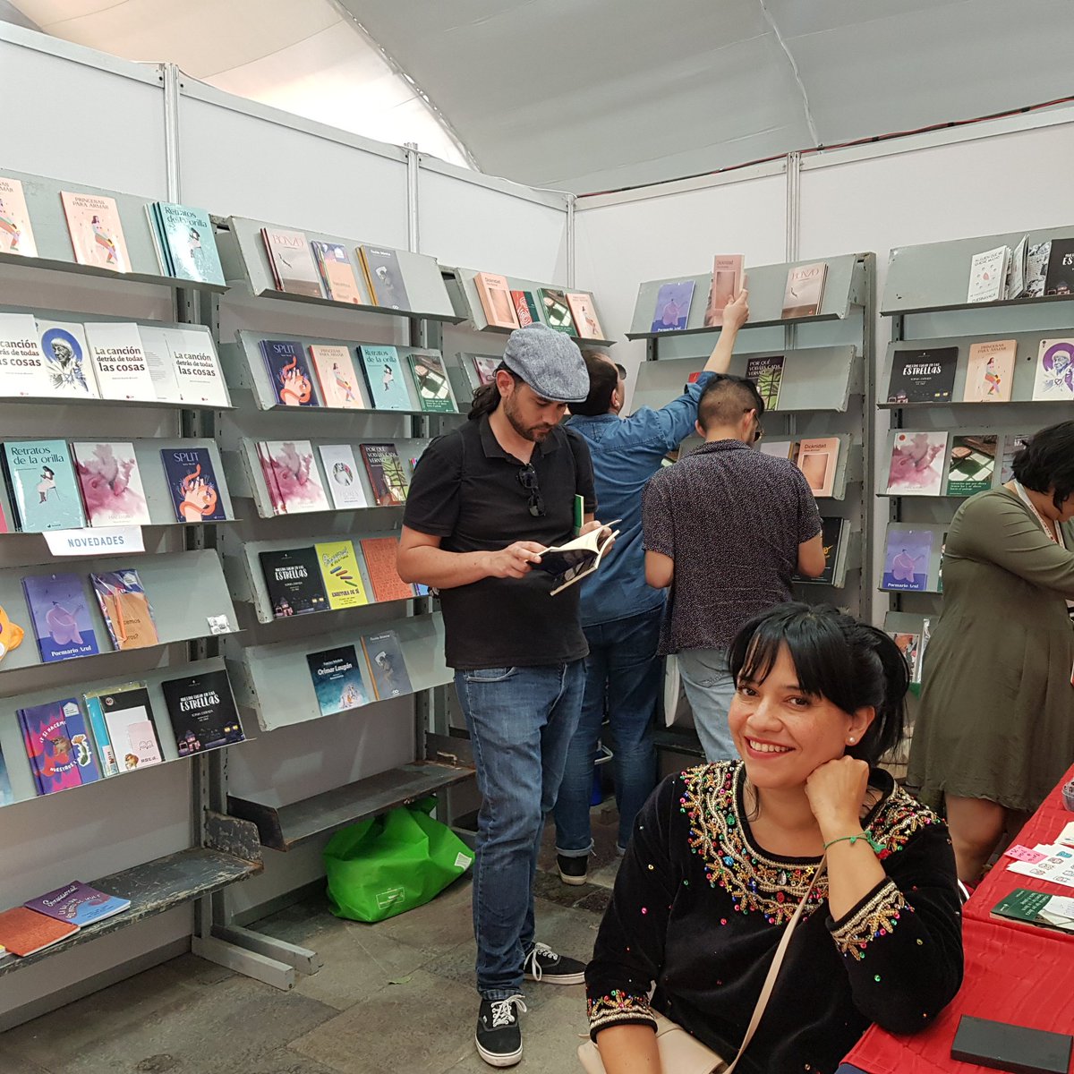 Amigos, llegué al stand 51 donde están <a href="/aquelarretinta/">Aquelarre de Tinta 🌱</a> <a href="/odoediciones/">Odo Ediciones</a> 
<a href="/sen_sa_cio_nal/">Sensacional de escrituras</a> 
<a href="/uhpn_editorial/">Una Habitación Para Nosotras</a> 
Ya tenemos fanzines y lo que surja