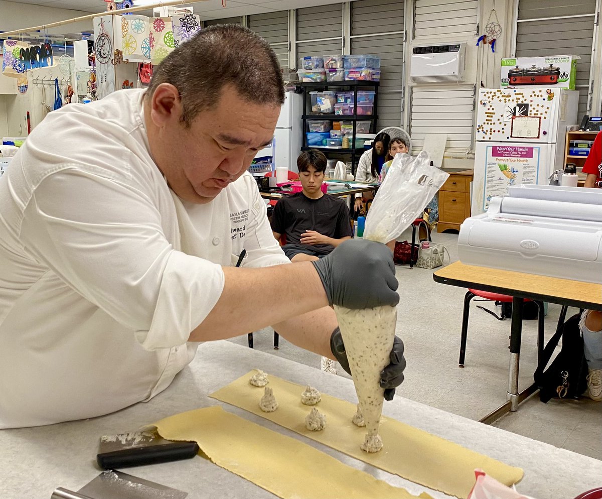 HayleyMatsonMat's tweet photo. @MoanaSurfrider Chef de Cuisine Edward Morris mentoring #culinary careers Kalani High School last week #hawaiiculinaryeducationfoundation pasta making class https://t.co/hGV5TebWCl