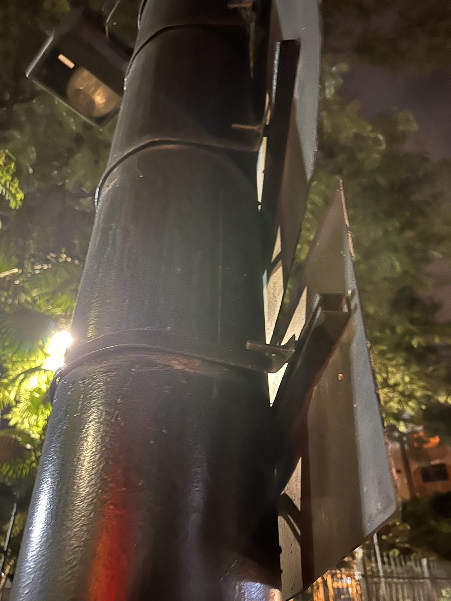 luisepontonm's tweet photo. Dejo aquí los números de poste se tomó de 3 pero son mucho de lado y lado, esperando la ayuda de la autoridad pertinente atte la comunidad @alcaldiagye  @ecuavisa @teleamazonasec @tctelevision @servicioscnelep @CNEL_EP 2/2 https://t.co/chZg2xg2zp