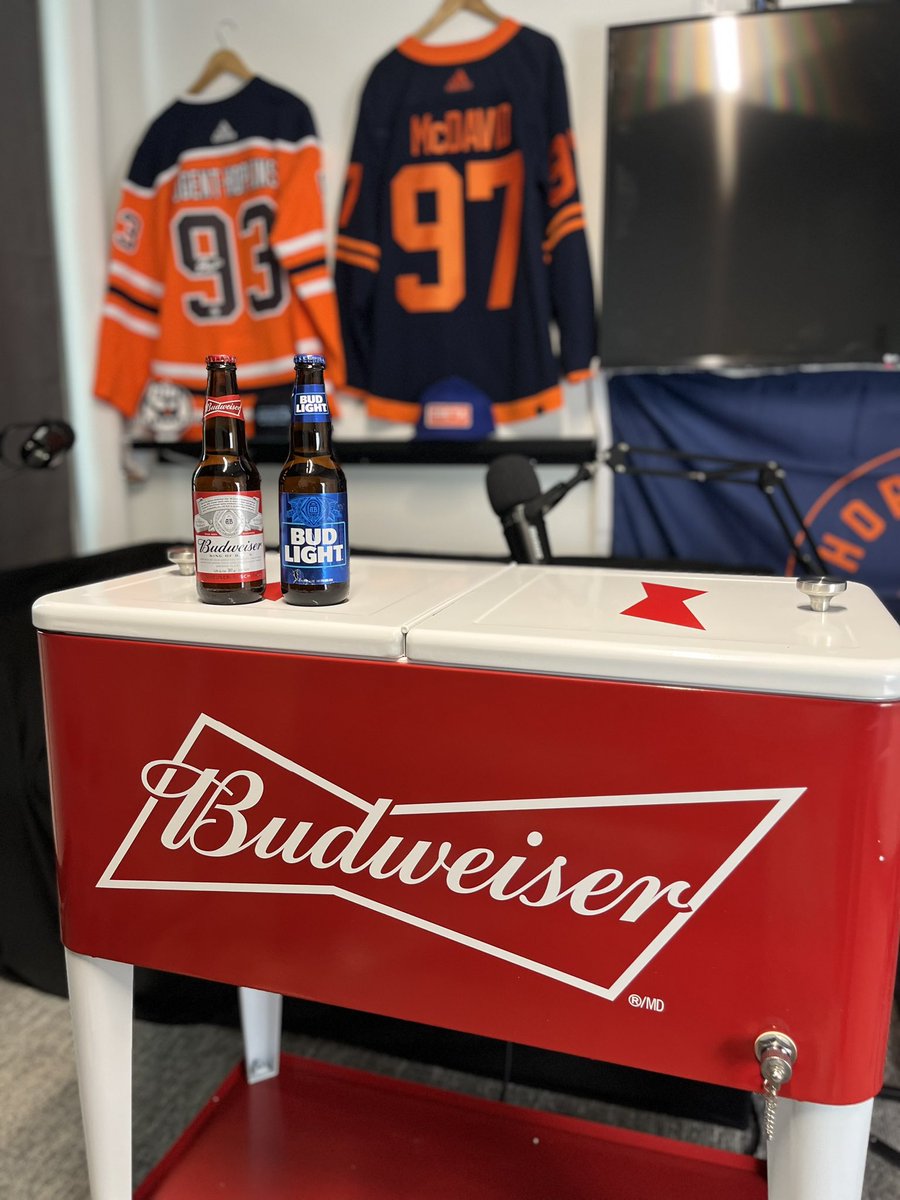 OilersNation's tweet photo. We’re pumped for these new additions to the Oilersnation Studio. All courtesy of our friends at @LabattBreweries 🍻
Lets light the lamp at Greta Bar YEG tonight!!!
🚨🚨🚨
#labattbreweries #budweisercanada #BudLight #Canada #gretabar #edmonton https://t.co/DlgYXtK4Ew