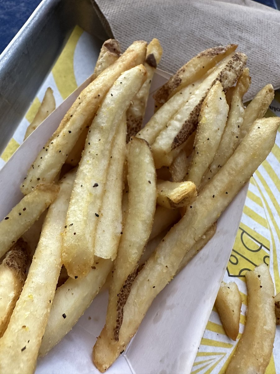 Cuándo a las papas a la francesa le ponen pimienta molida siento que se convierten en comida para adultos. XD 
#PapasALaFrancesa
#Muvitverso