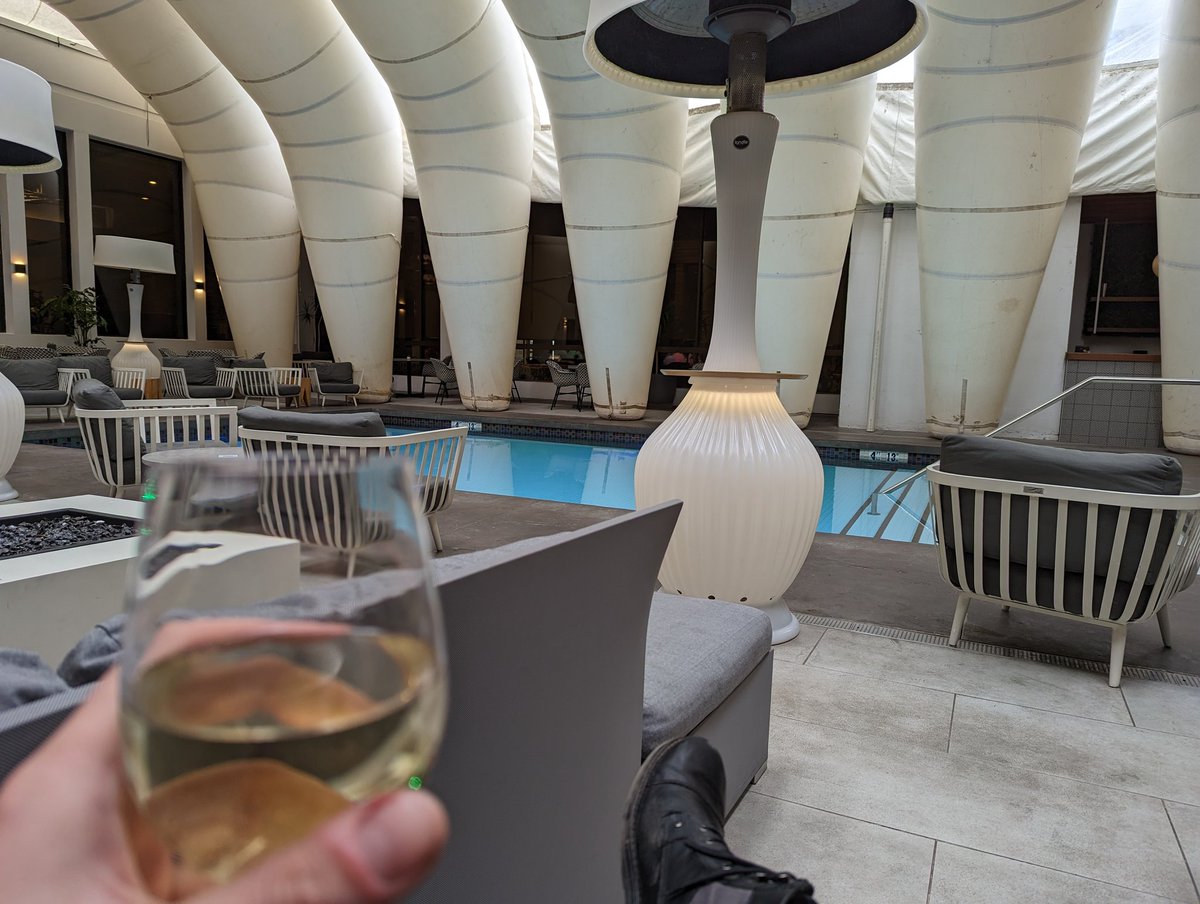 Hanging out at Hotel Arts with <a href="/drinkleing/">Drinkle</a> @DustinMorris13