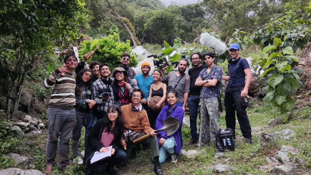 ULA_EMA's tweet photo. Así damos cierre a nuestro primer día de rodaje de "Piedras cayendo por una ladera" 🎬 estamos más que felices con los resultados de hoy. Mañana continuamos con full
 energía 💪🔥 #historiasdefamilia♥️☠️ #MeridaVE #ConvenioULACNAC #cinevenezolano #RT https://t.co/US1zR5LI57