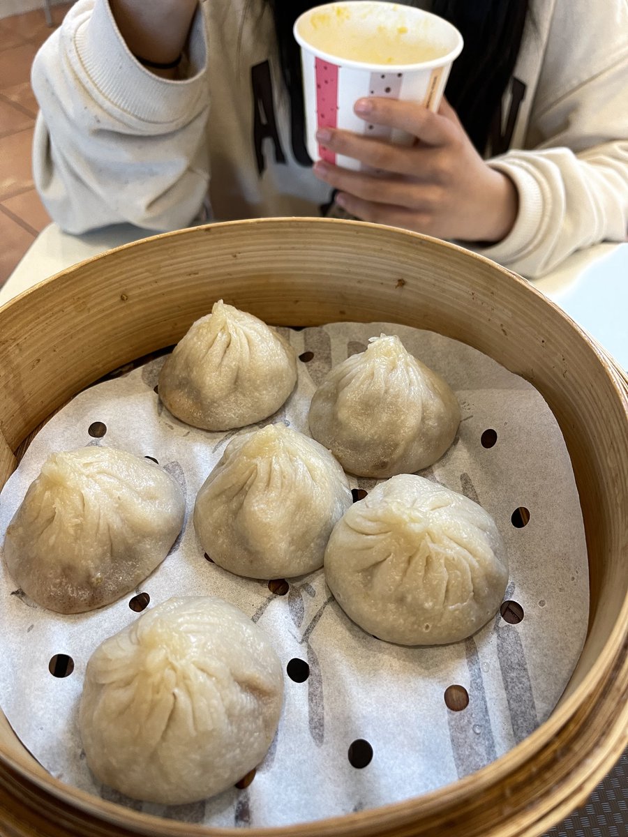 huanghebian's tweet image. 剛陪孩子去列治文的Aberdeen吃點小籠包，幾個月沒來全都漲價了，而且醋全部是摻了大量水的，估計一瓶醋兌一瓶半水，小籠包做得怎麼樣暫不說了，就這醋把水摻成這樣這副徳行，這種店一定開不久！