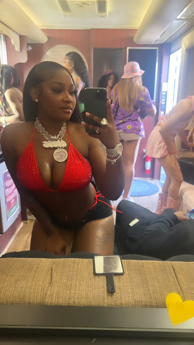 GlitterGirlGlos's tweet photo. Just Performed At GloChella 🫶🏾 https://t.co/BdoYzzqT8B