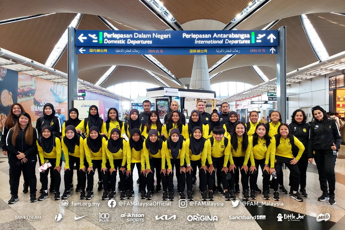 FAM_Malaysia's tweet photo. Skuad Malayan Tigress B-17 di KLIA, Sepang, pagi ini sebelum berlepas ke Buriram, Thailand bagi mengadapi Kelayakan Piala Asia Wanita B-17 2024. https://t.co/HrpogxXd2F