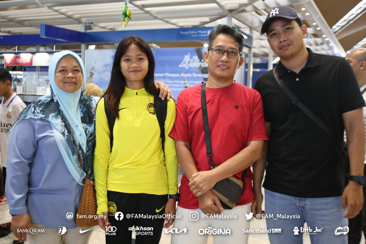 FAM_Malaysia's tweet photo. Skuad Malayan Tigress B-17 di KLIA, Sepang, pagi ini sebelum berlepas ke Buriram, Thailand bagi mengadapi Kelayakan Piala Asia Wanita B-17 2024. https://t.co/HrpogxXd2F