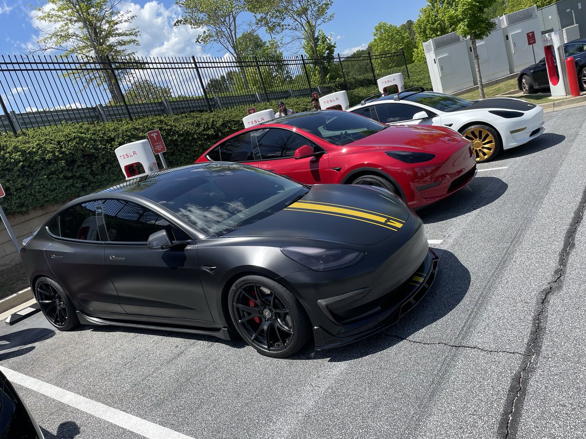 crashmattb's tweet photo. Supercharging before hitting the mountains yesterday #evheads #atl https://t.co/BJtgMFVQ83