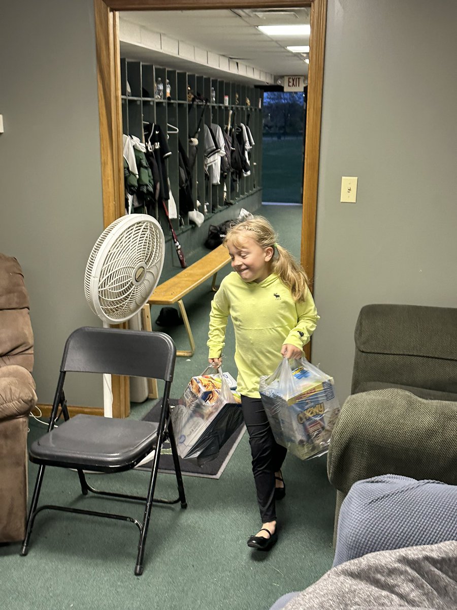 CoachKirbs's tweet photo. Couldn’t let Kash get the best of her…. Hydration and Nutrition Specialist…. Kendall! Clubhouse filled and ready for the week!!!! https://t.co/8bpviyBhPb
