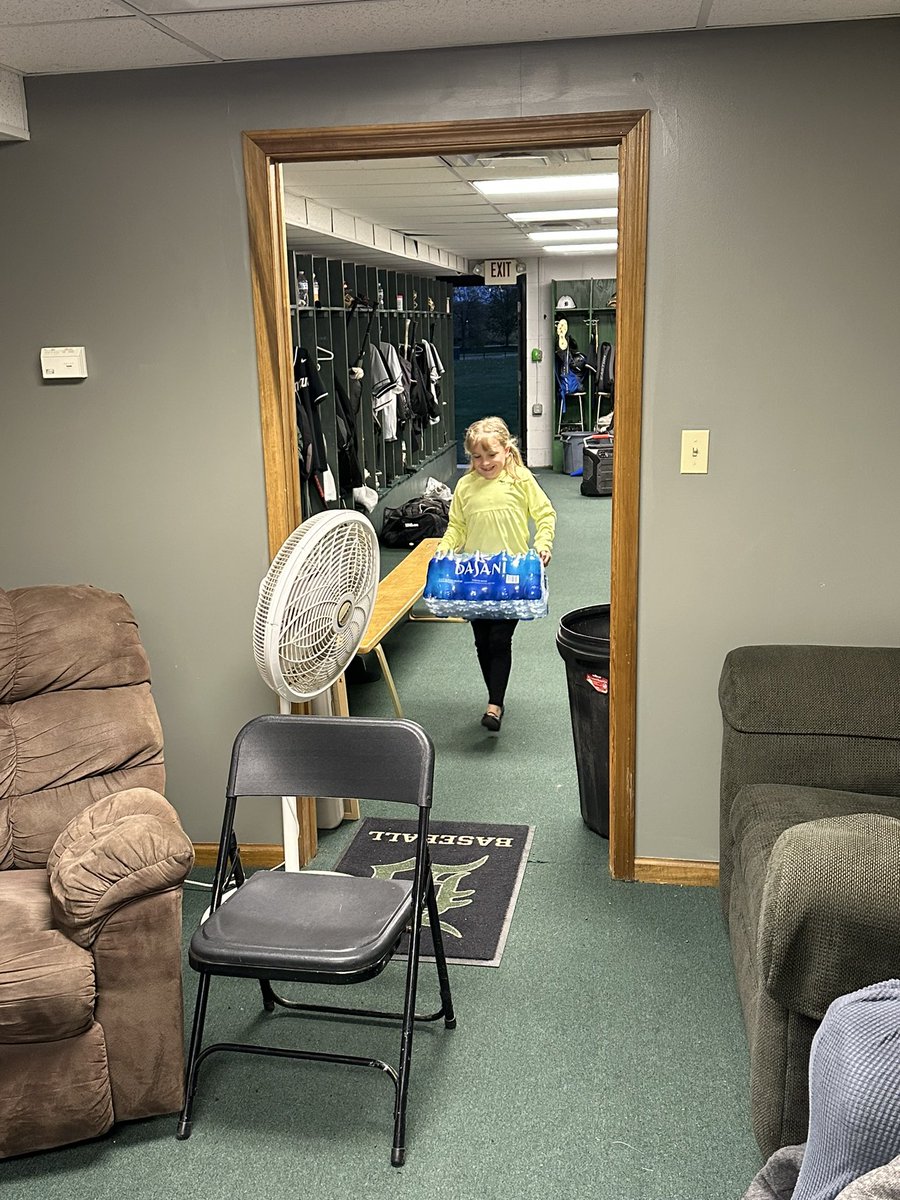 CoachKirbs's tweet photo. Couldn’t let Kash get the best of her…. Hydration and Nutrition Specialist…. Kendall! Clubhouse filled and ready for the week!!!! https://t.co/8bpviyBhPb