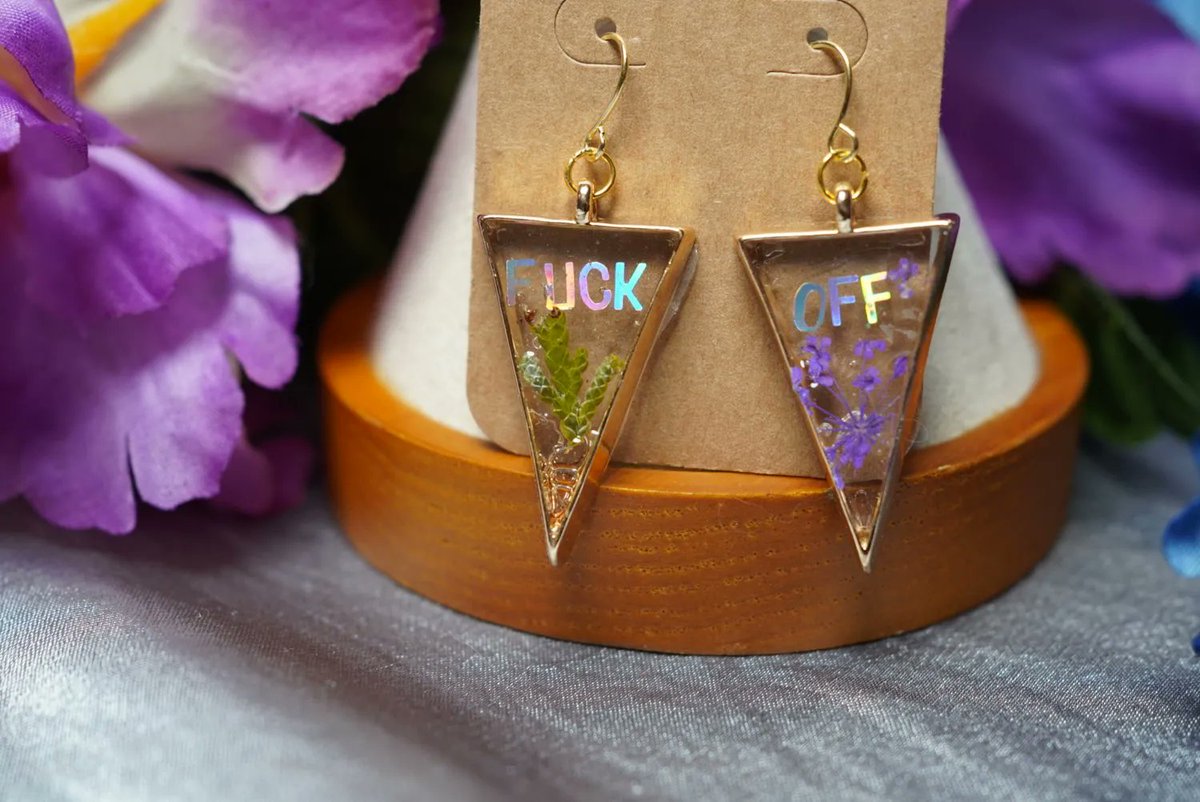 Make a statement with our "F-off" earrings, featuring real flowers and local evergreen leaves preserved in UV resin! Wear them with pride and show off your love for nature and authenticity buff.ly/3Ujp2ea  🌸🌿 #UVresinjewelry #flowerpower #handmadeearrings