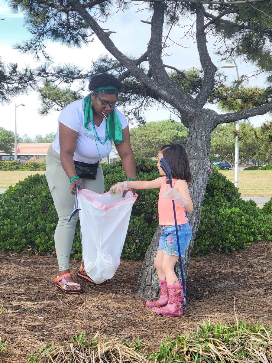 Brirenaexoxo's tweet photo. Toy drives, beach clean-ups, donation collections, kandi making events and more! EDM Scouts is the best! Join our group on Facebook or follow us on Instagram! 🌈🇺🇸💚✨ https://t.co/6Swu6EnuMB
