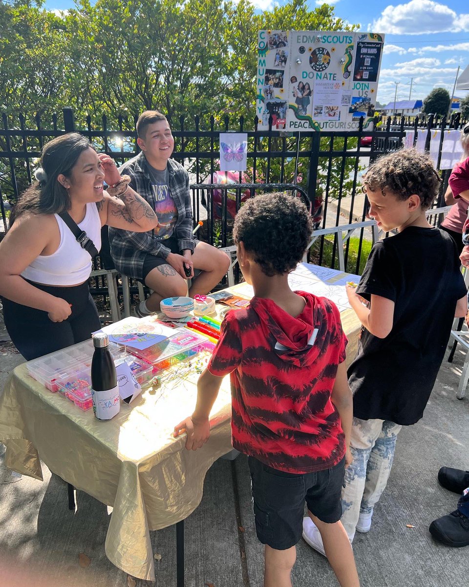 Brirenaexoxo's tweet photo. Toy drives, beach clean-ups, donation collections, kandi making events and more! EDM Scouts is the best! Join our group on Facebook or follow us on Instagram! 🌈🇺🇸💚✨ https://t.co/6Swu6EnuMB