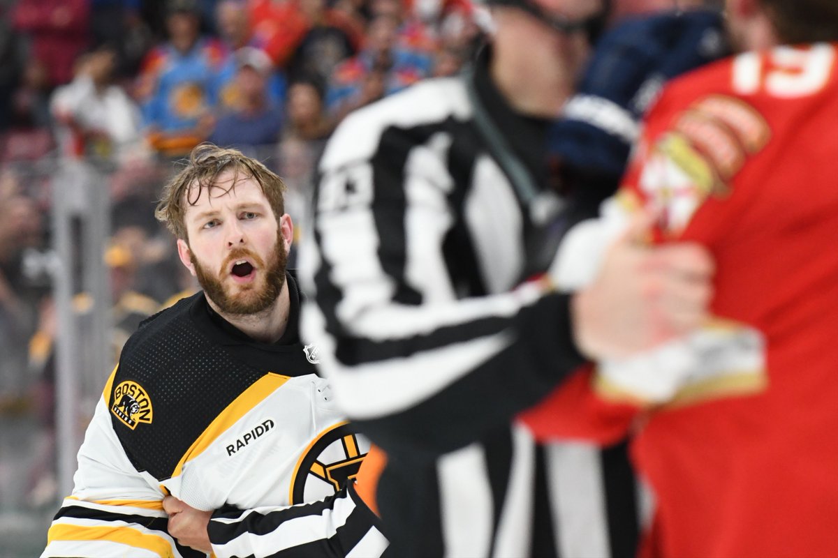 NHLBruins's tweet photo. 😤 https://t.co/IbzvTxD7Cc