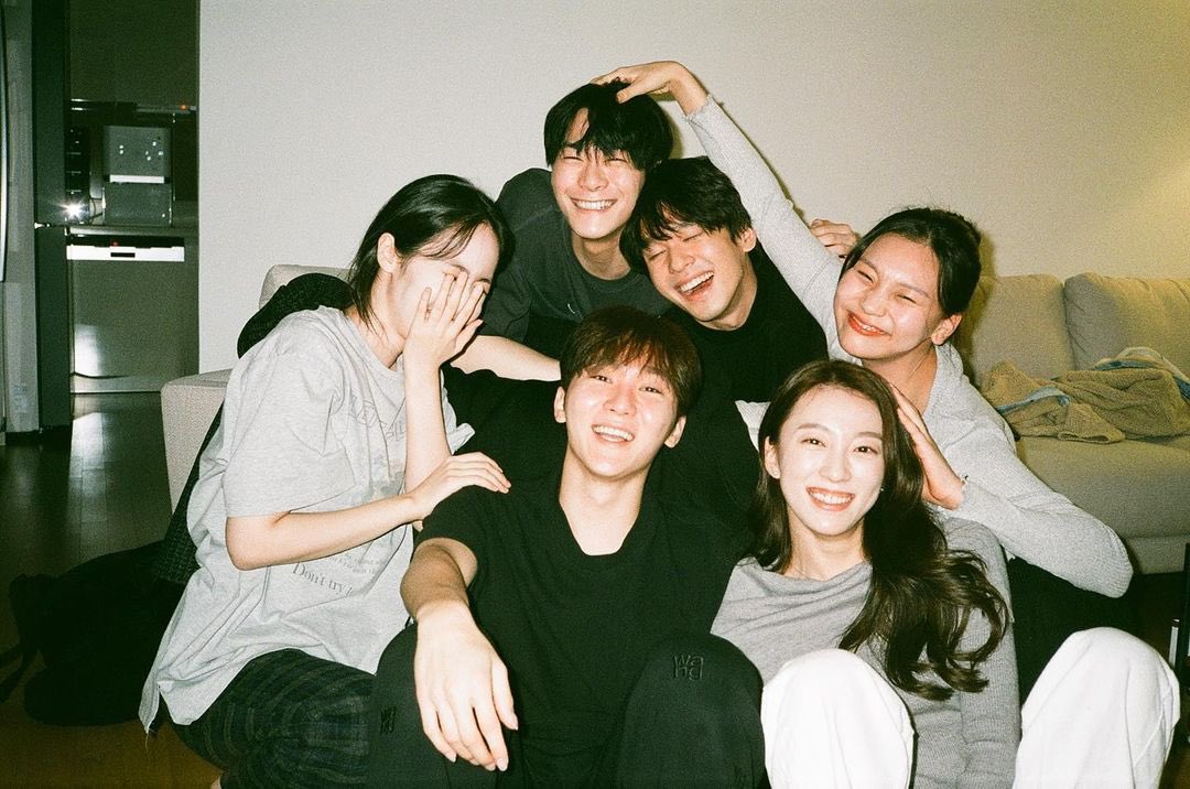 _mademydayz's tweet photo. Those memories of the time together, the years of friendship, are the most beautiful pictures in memory. 🤍 #98z https://t.co/knPFoU84nY