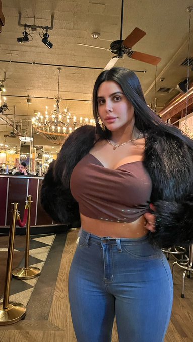 hope no one stares at my fat ass https://t.co/NHXqzYf0rt