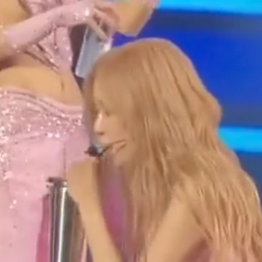 eternalroseanne's tweet photo. Rosé always brings her own tumbler🥤😭😭 She's an eco-friendly lady https://t.co/2tfquOFvwV