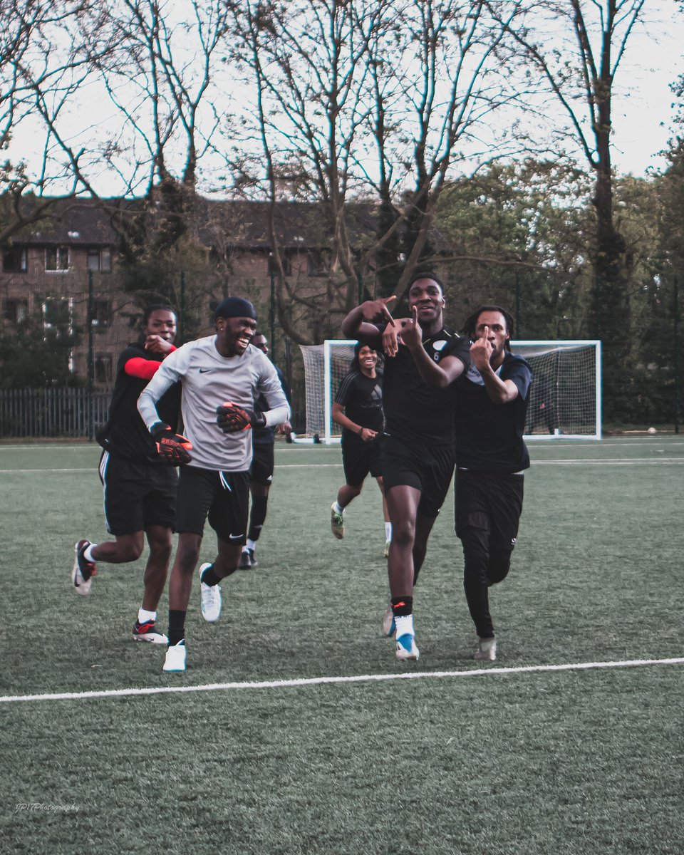 emzo🚶🏾 tweet media