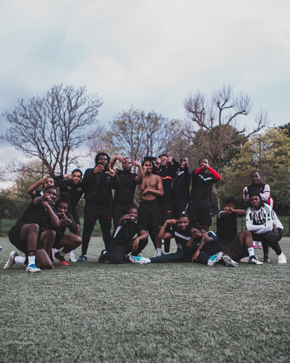 emzo🚶🏾 tweet media