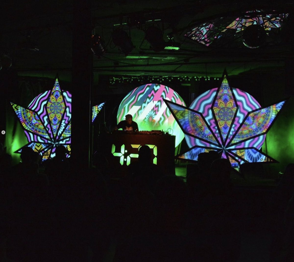 JonahHache's tweet photo. 420 Party 2019
The Marquee, Halifax
Set design: Orion Design
Visuels: Moi
#projectionart #lightandmotion #projection #veejay #vj #visuals #projectionmapping https://t.co/UERXyddc7V