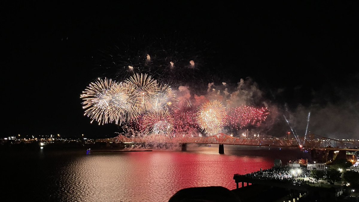WClark_TV's tweet photo. Another #ThunderOverLouisville in the books. #WAVEThunder https://t.co/4jPompWXNO