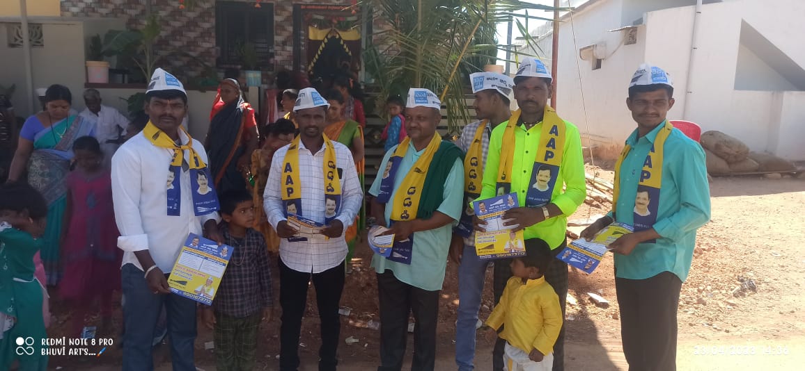 aywkoppal's tweet photo. ಕುಷ್ಟಗಿ ತಾಲೂಕಿನ ಹಡಗಲಿ, ಸಿದ್ದಾಪುರ ಗ್ರಾಮದಲ್ಲಿ ವಾಹನದ ಮೂಲಕ ಪ್ರಚಾರ ಮಾಡಿ ಪಕ್ಷದ ಬಗ್ಗೆ ಅರಿವು ಮೂಡಿಸುವ ಮುಖಾಂತರ ಮತಯಾಚನೆ ಮಾಡಲಾಯಿತು https://t.co/yVoGrORdal