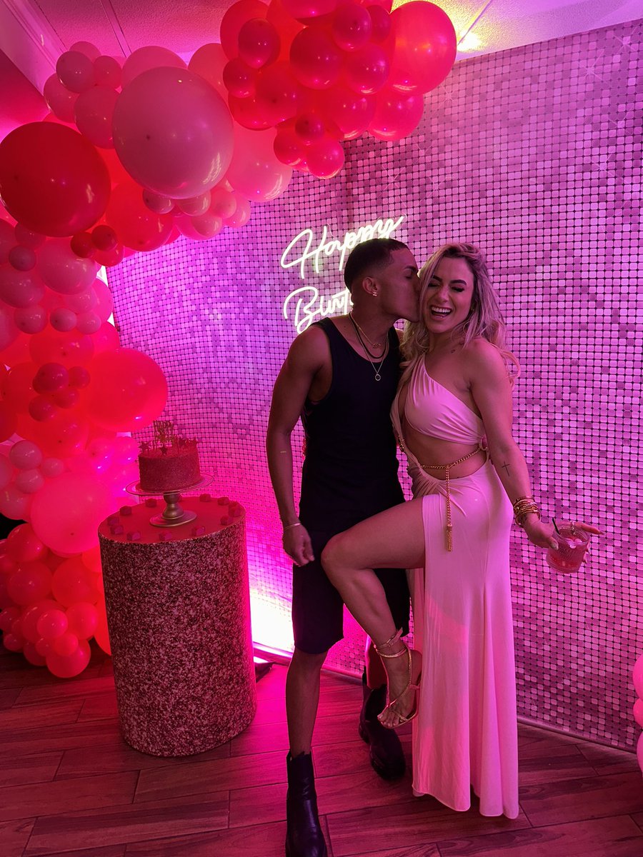 matehusandrad's tweet photo. Happy birthday bitch 🎉🎈🎂🎁🎊 https://t.co/HhJTvctC1Z