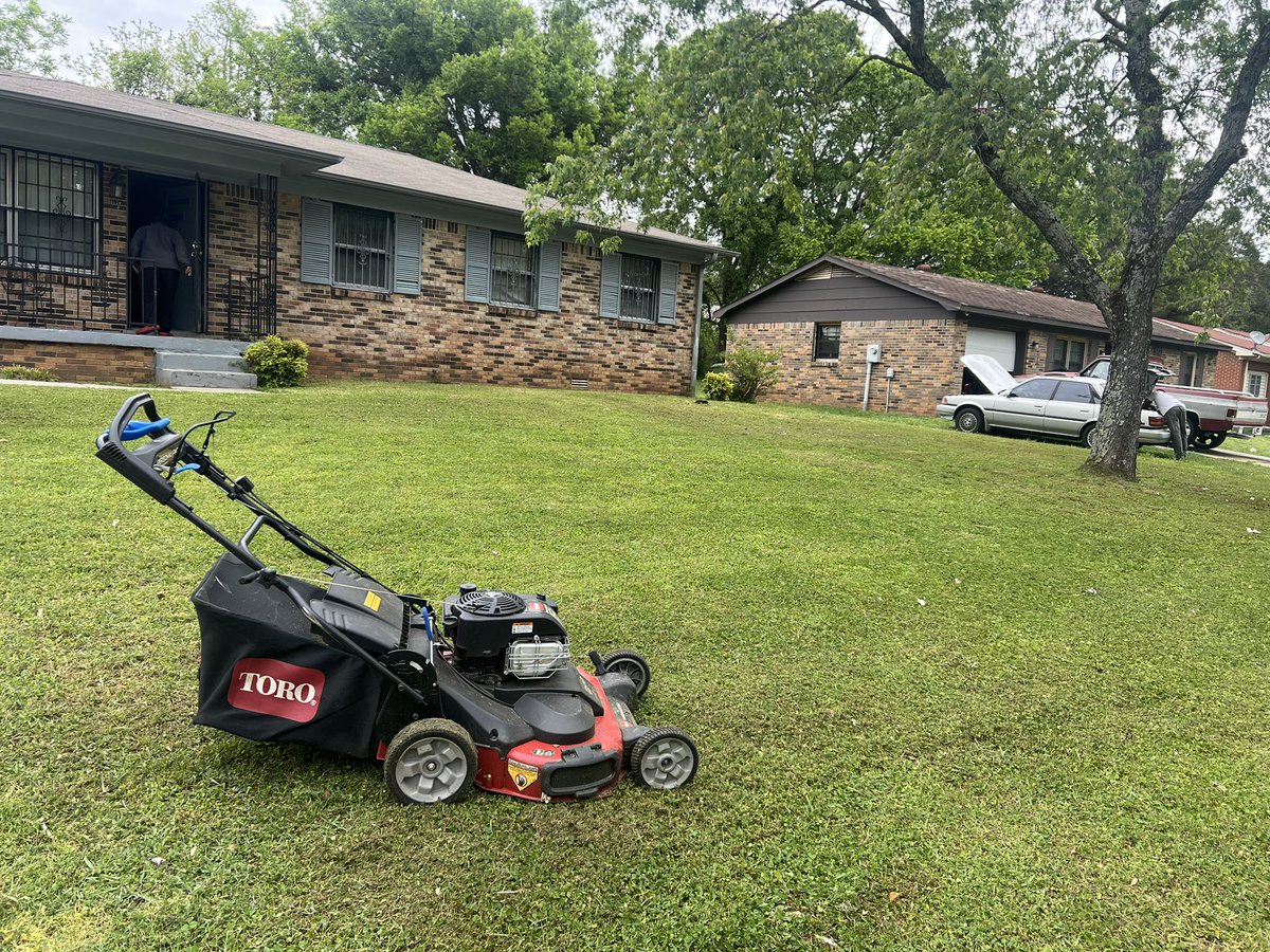 iamrodneysmith's tweet photo. This evening I had the honor of mowing Mr.Robersons lawn. He’s a air force veteran . Thank you sir for your service and sacrifice . Making a difference one lawn at a time . https://t.co/pYGFdQKG63