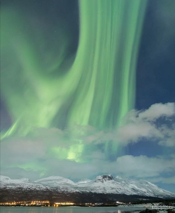 Likeshesays's tweet photo. A crack in the Earth’s magnetic field allowed the Solar Wind to pour in over Norway. The Northern Lights look amazing.  Stunning! https://t.co/QO4YmaKWhT