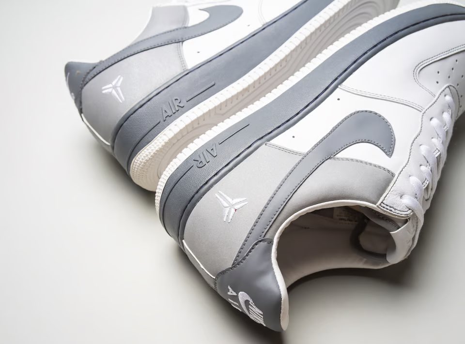 raresapp's tweet photo. These 04’ sample Kobe ‘Friends and Family’ #AF1’s are crafted of the highest quality materials. This #IPO will launch this Tuesday 12 PM PST https://t.co/yfyxJqce4K