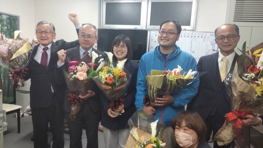 8kaichou's tweet photo. 八王子市議会議員選挙で日本共産党の5人の候補者が全員当選しました。議案提案権を持つ強力な市議団の誕生です。

（写真　左から　鈴木ゆうじ、市川かつひろ、わたばやしゆか　望月しょうへい　石井ひろかず）

#共産党八王子市議団 https://t.co/4FLvkFVXGk