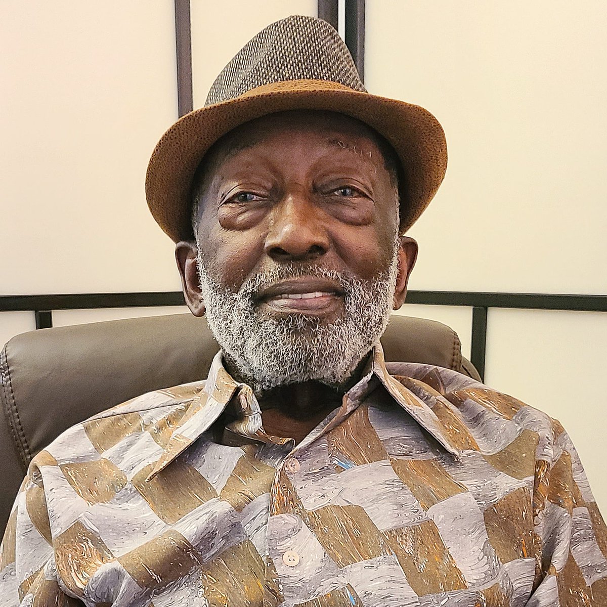 Stepping out for the evening. 

#Sunday #GarrettMorris #EightySix #Nice #Dinner #Formal #Casual #Trilby #Hat #Gray #Brown #ButtonUp #Today #BlackDontCrack #LosAngeles #Louisiana