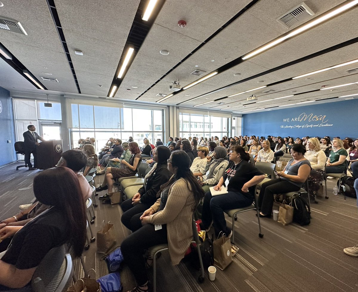 PrezHands's tweet image. last week, @sdmesacollege hosted the 1st Future Educator Summit, a collab among SD County CCs, 4yrs &amp;amp;  TK-12 schools seeking to 🆙 visibility &amp;amp; awareness of educator pathways for middle/high school, undergrad &amp;amp; grad students. #sparkingflames #creatingpaths #preparingourfuture