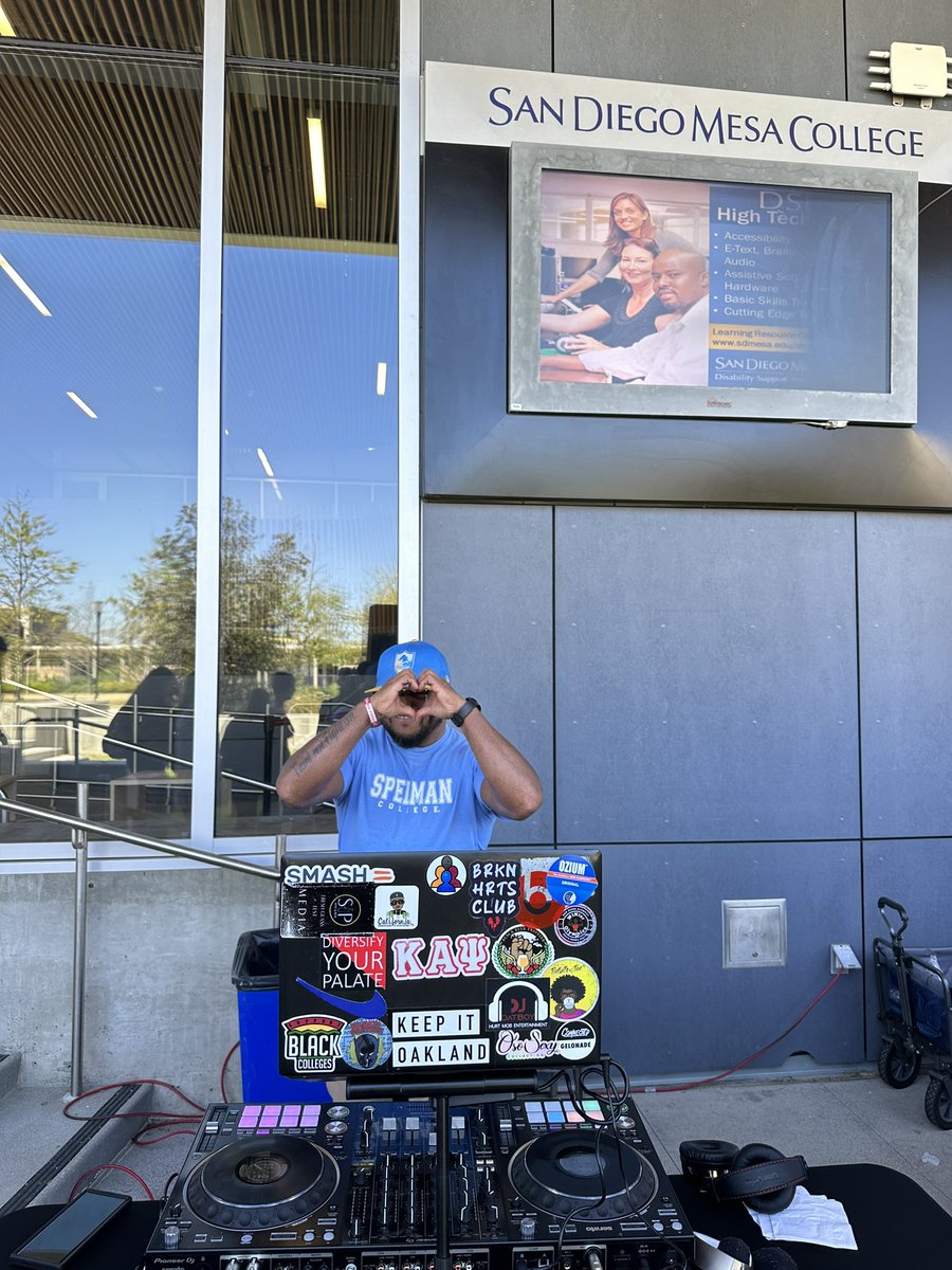 PrezHands's tweet image. last week, @sdmesacollege hosted the 1st Future Educator Summit, a collab among SD County CCs, 4yrs &amp;amp;  TK-12 schools seeking to 🆙 visibility &amp;amp; awareness of educator pathways for middle/high school, undergrad &amp;amp; grad students. #sparkingflames #creatingpaths #preparingourfuture