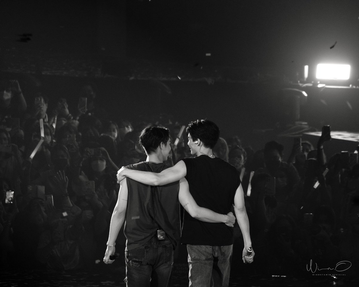 _neeruamsiri_'s tweet photo. "A true love brings two unperfect people to share one umbrella and survive the storm 2gether"

Morning BrightWin🐺🐰

Bright Vachirawit 🖤
Win Metawin 🤍

#HaveABrightWinDay
#bbrightvc
#winmetawin 
@bbrightvc
@winmetawin
#ไบร์ทวิน https://t.co/F1G12cIOmr