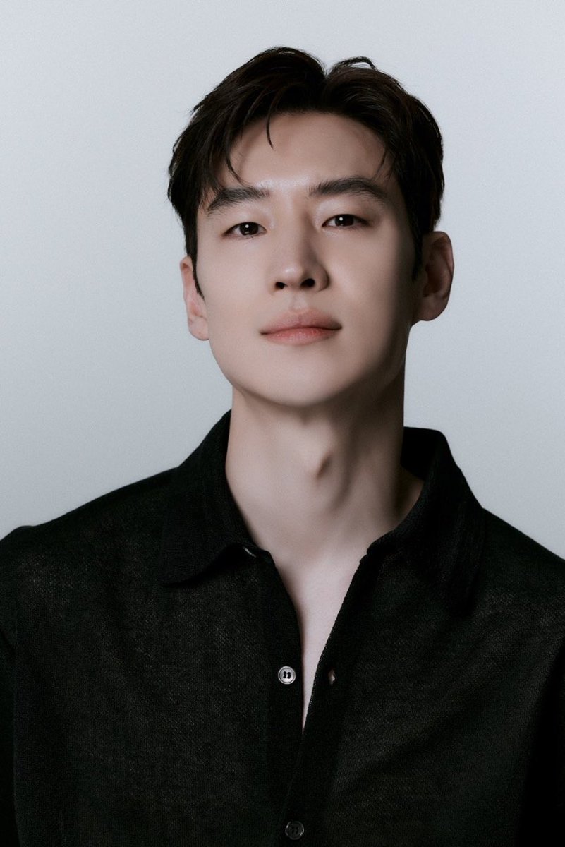#LeeJeHoon confirmed to lead MBC drama #InspectorChief1963.

He will act as the main character, Park Young Han who became the head of the team in the 1960s. Actor #ChoiBoolAm previously played the same role.

🔗: n.news.naver.com/article/032/00…