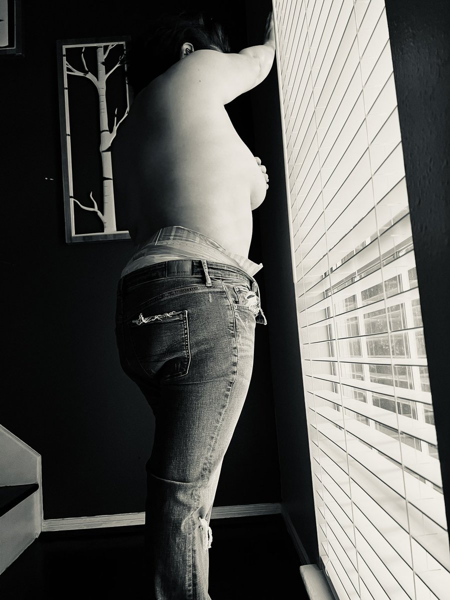dpr_gurl's tweet photo. Couldn't zip my pants with this super wet diaper so I took some fancy pictures... https://t.co/YjtTEy2V9x