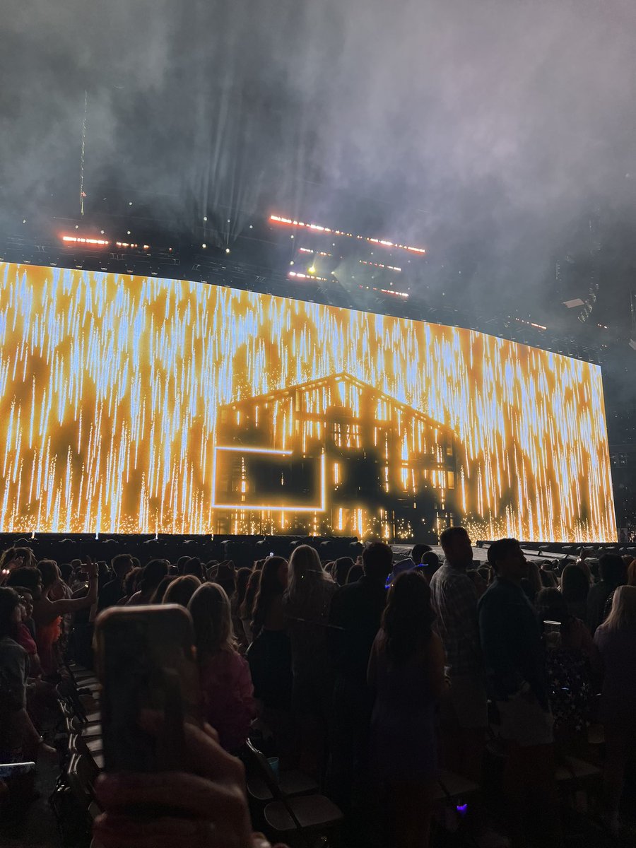 metmidnights's tweet image. a casa do caralho pegando fogo, a ft linda