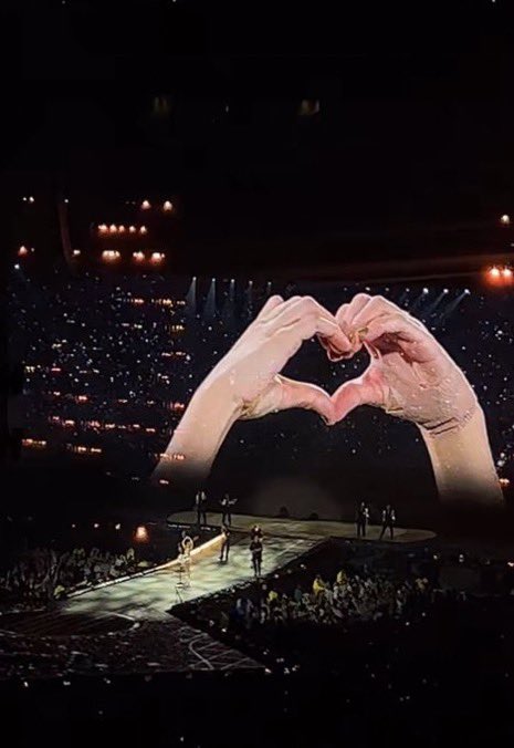 Taylor Swift: Eras Tour on X: Do the heart hands make anyone else SO  happy? 😍 #TSTheErasTour #HoustonTSTheErasTour #HoustonN3 (via taylenarare)   / X