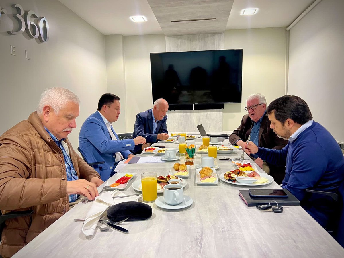 Agradezco a los ex alcaldes d #Cuenca por aceptar un desayuno de trabajo y plantear con experiencia y conocimiento alternativas para:

1.Lucha contra la inseguridad 
2.Contra los radares 
3.Planificación y crecimiento ordenado

Un encuentro para trabajar por la ciudad que nos une