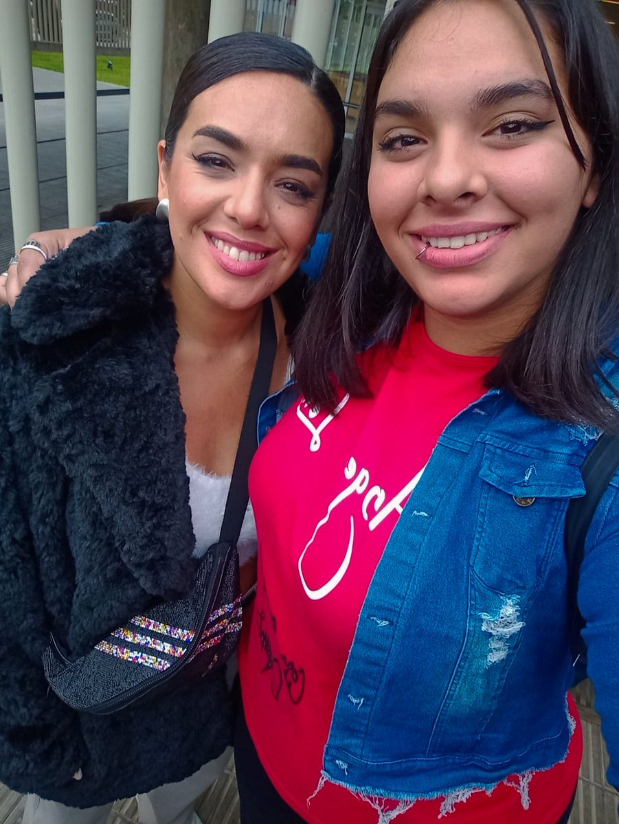 ForeverAngelera's tweet photo. Ayer estuvimos en el show de Merlo y hoy en Telefe esperandote🥺 no me canso de agradecerte por toda la onda que le pones y salir a saludarnos o sacarnos una foto. Estoy súper orgullosa de poder seguirte, te amoo mí negra❤️‍🩹siempre vas a ser mí abrazo sanador❤️ @AngelaLeivaOk https://t.co/Yy8Upm2uVp