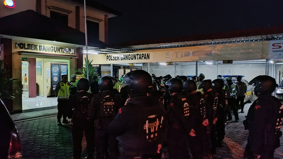 humas_btapan's tweet photo. Apel kesiapan Polsek Banguntapan bersama 1 KRC Brimob Gondowulung melaksanakan pengamanan malam takbir di Wilayah Kapanewon Banguntapan. Saat malam takbir hingga solat ied berlangsung aman kondusif

#Takbiran #BrimobJogja #PoldaJogja #PolriPresisi #PolresBantul #PolsekBanguntapan https://t.co/3KlxCMRuiH