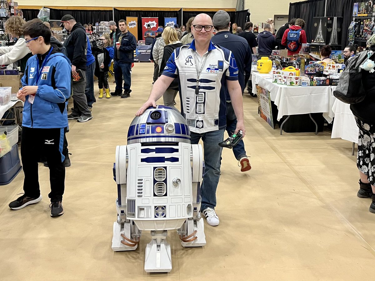 jamiewestndp's tweet photo. #RobsR2, a hand-made model of #StarWars R2D2, was roaming #NostalgiaCon.
(The 5 year-old in me has to thank
@NorthernGamingEvents and @RobertMMCast for giving me this huge smile!) https://t.co/47xsmuZrS5
