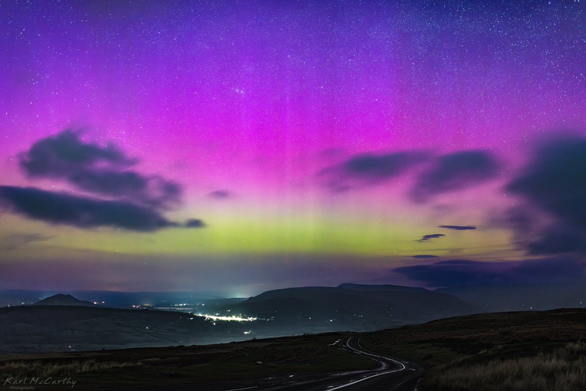 Aurora exploding with colour at Keepers Pond in the Bannau Brycheiniog (Brecon Beacons) national park. @Ruth_ITV @DerekTheWeather @StormHour #aurora #BannauBrycheiniog #breconbeacons #northernlights