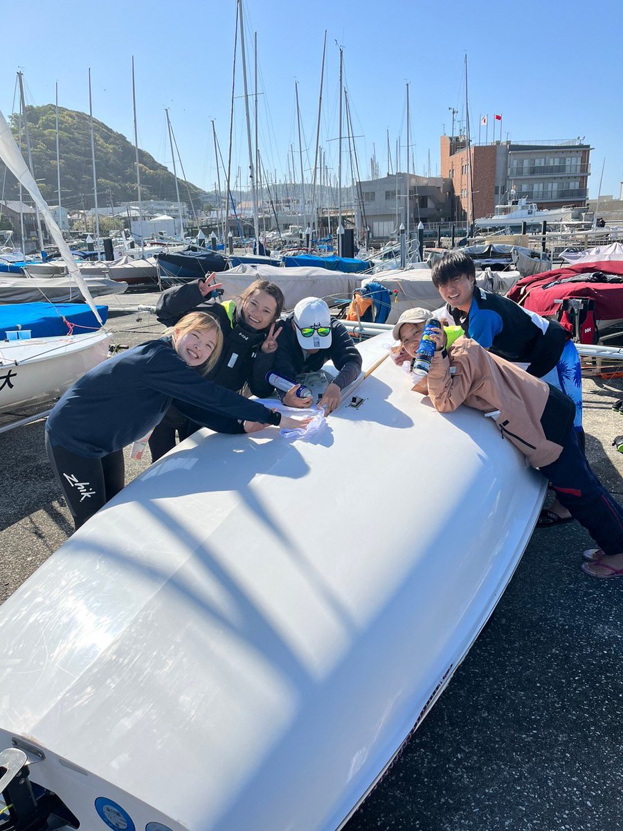 AGUsailing's tweet photo. 【新歓】
今日の疑問はこれ！

未経験でも活躍できるの？
🅰️.もちろんです！！！

経験者が活躍できるのは言わずもがなですが、未経験者も同じレベルで競えるのがセーリングの魅力のひとつ✨

#春から青学 #青学新歓 #青学 #青山学院 #青学体育会 #ヨット部 #葉山 #葉山ガール #葉山新港 #葉山マリーナ https://t.co/2dOfzxWYQp